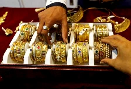 Gold Gain, Global Economic Report Dims