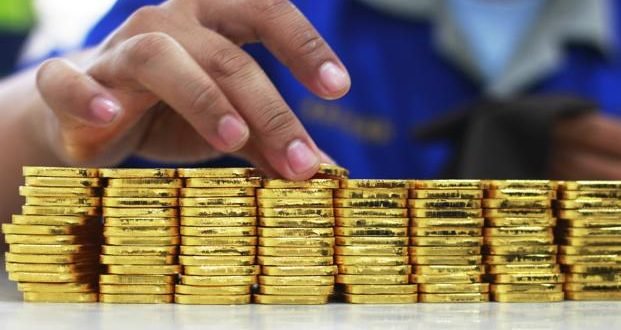 Should You Buy Gold Now? Here's What Experts Say