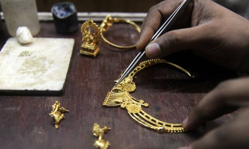 Gold Prices Drop on Weak Global Cues