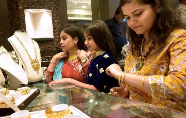 Gold Silver price today: त्योहारों और शादी सीजन से पहले सोना-चांदी महंगा! इस महीने सोना अबतक 3,000 रुपये चढ़ा